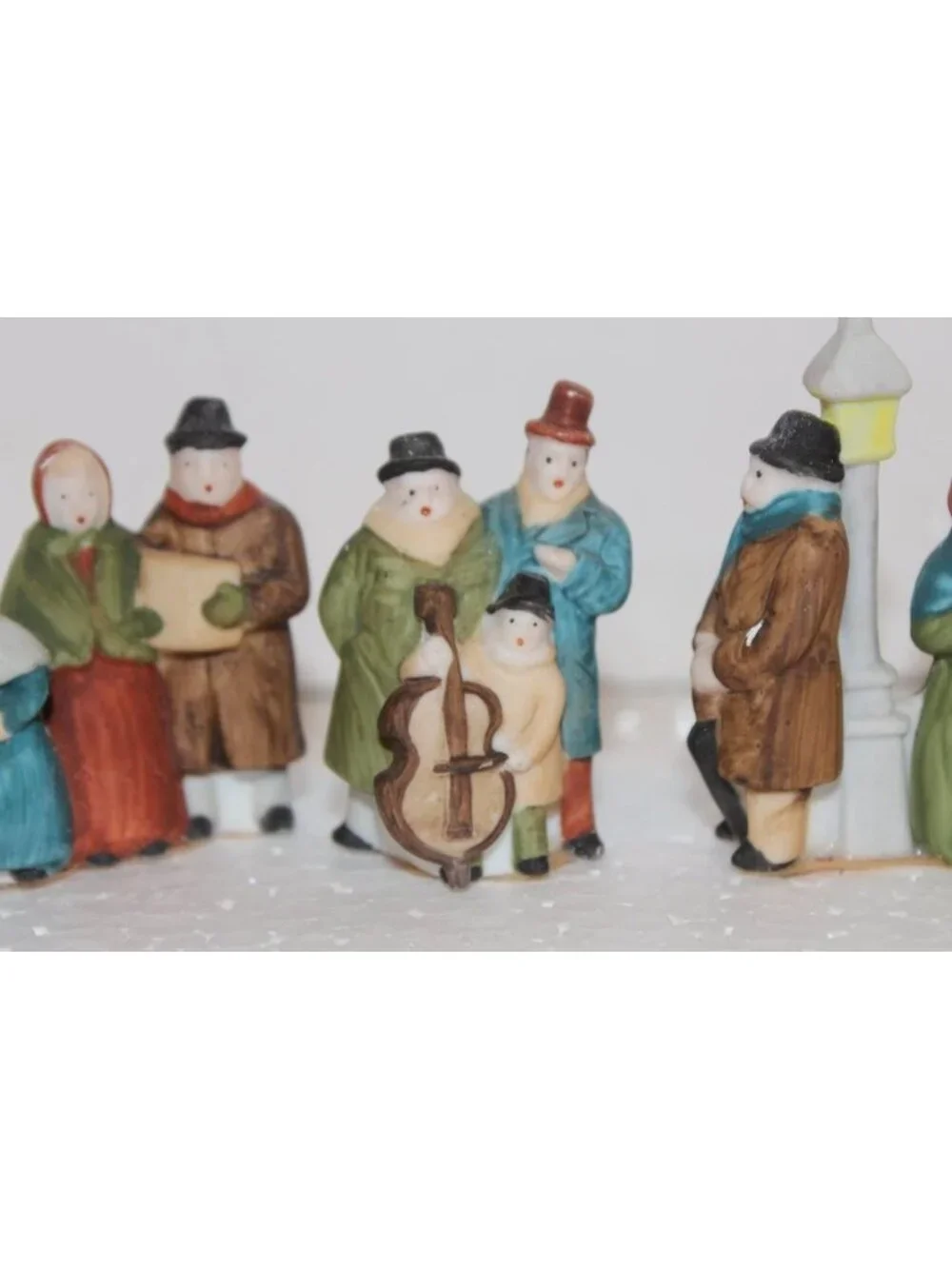 Dept 56 Dickens Village - Dickens Carolers 1st Ed White Lamppost